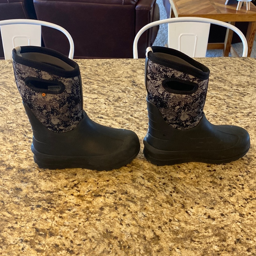 Youth Bogs Size 3, excellent condition!
